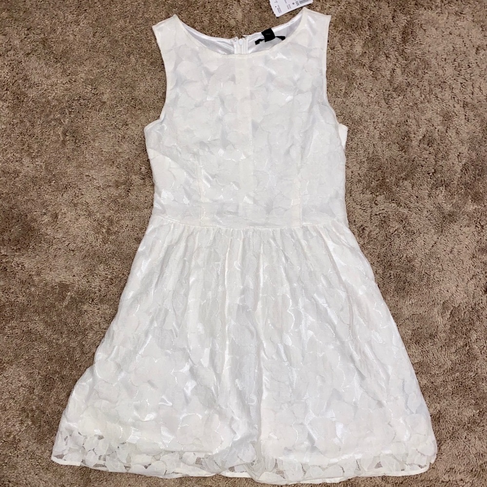 Short Sleeve Short Floral Lace Dress.